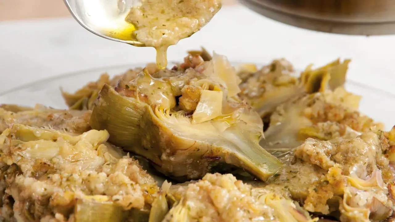 Carciofi alla romana ricetta: carciofi stufati con un condimento saporito, pronti per essere gustati.