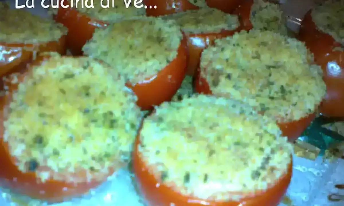 Pomodori gratinati al forno, ripieni di pangrattato e erbe aromatiche, pronti per essere gustati.