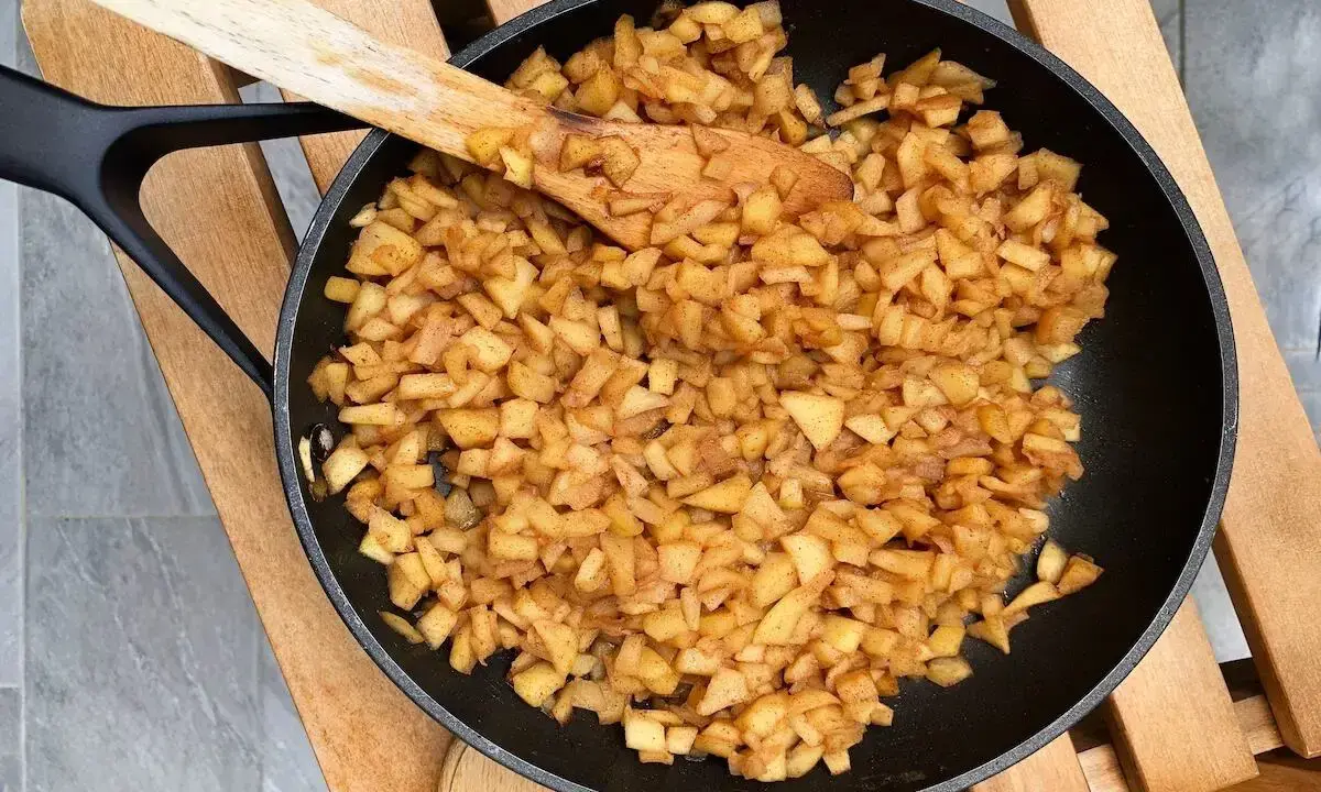 Frittata di mele in padella, un dolce veloce e goloso pronto in 5 minuti. Mele a cubetti dorate e speziate, perfette per ogni momento.