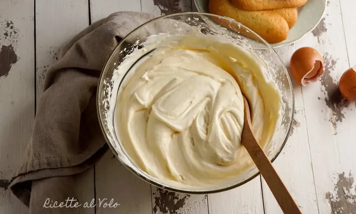 Crema soffice di mascarpone e panna montata, pronta per un dolce delizioso.