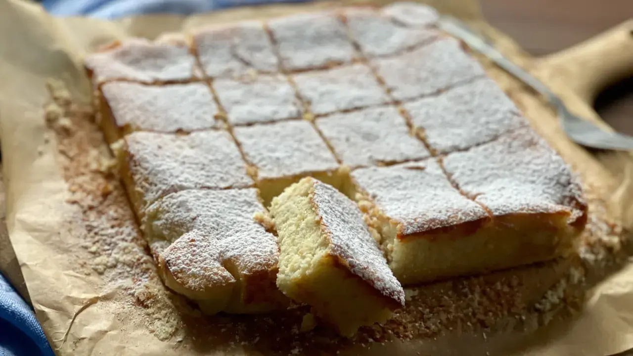 Una deliziosa torta delle monache, tagliata a quadrotti e cosparsa di zucchero a velo, pronta per essere gustata.