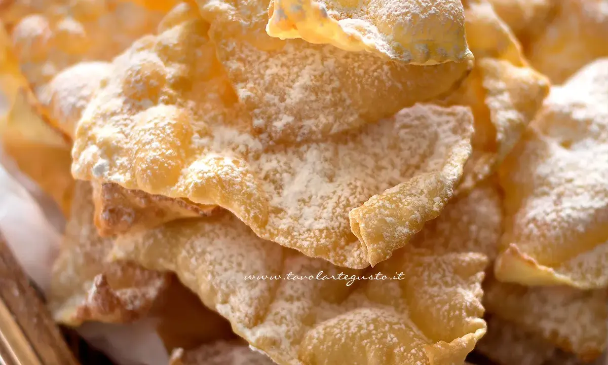 Chiacchiere croccanti, dolci e leggere, come quelle della chiacchiere ricetta della nonna, spolverate di zucchero a velo.