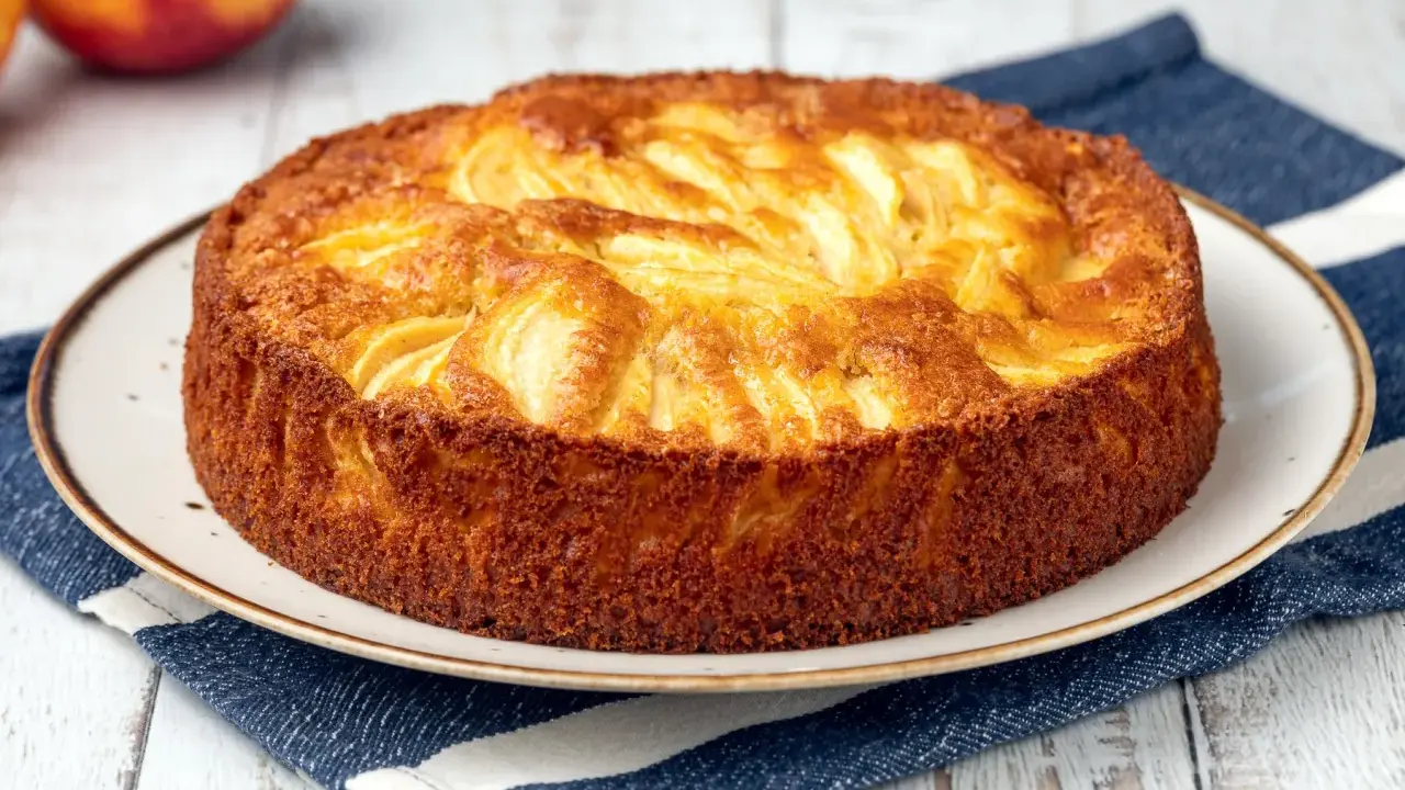 Torta di mele velocissima in 10 minuti, dorata e profumata, pronta per essere gustata.