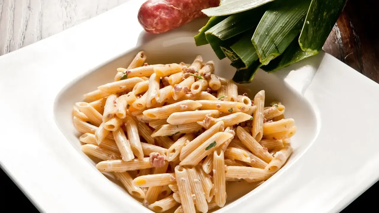 Penne cremose con salsiccia e verdure, un piatto di pasta alla norcina che invita alla tavola.