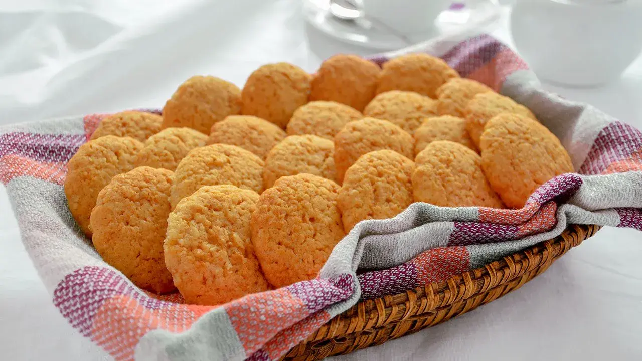 Cesto pieno di biscotti alla cannella, dorati e fragranti, pronti per essere gustati con una tazza di tè.