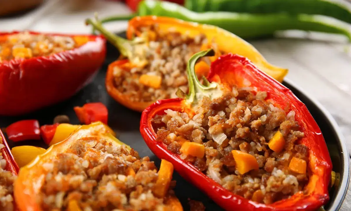 Peperoni ripieni senza carne, un piatto colorato e saporito, con un ripieno di riso e verdure.