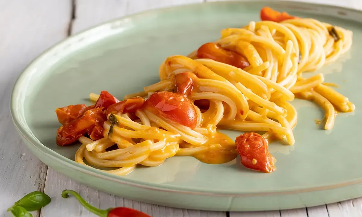 Spaghetti allo scarpariello con pomodorini e peperoncino, un piatto semplice e gustoso.