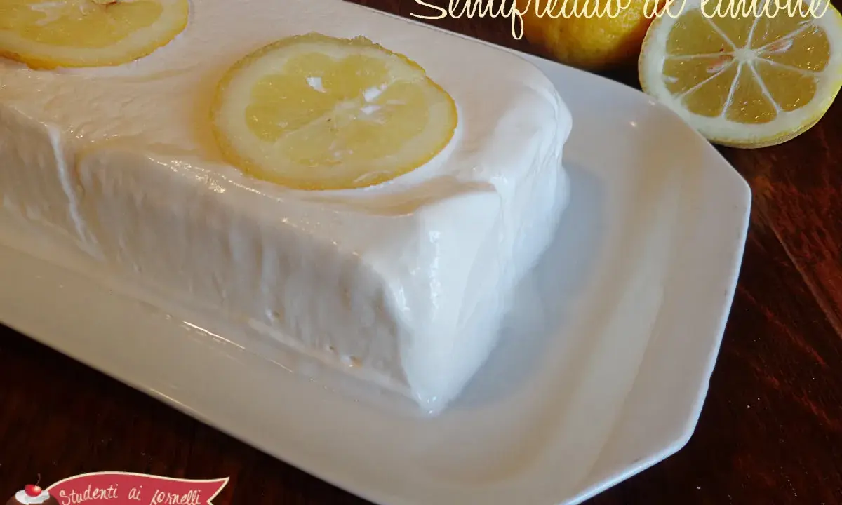 Un delizioso semifreddo al limone, guarnito con fette di limone fresco, pronto per essere gustato.