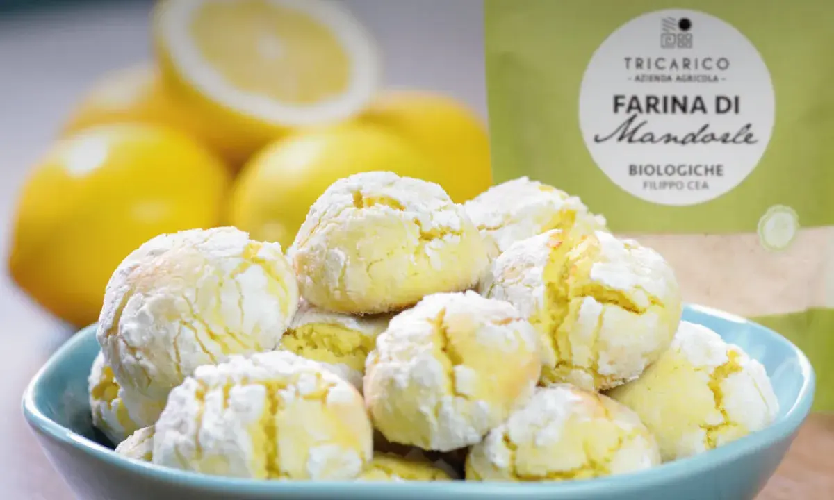 Biscotti con farina di mandorle, morbidi e profumati, pronti per essere gustati con limoni freschi.