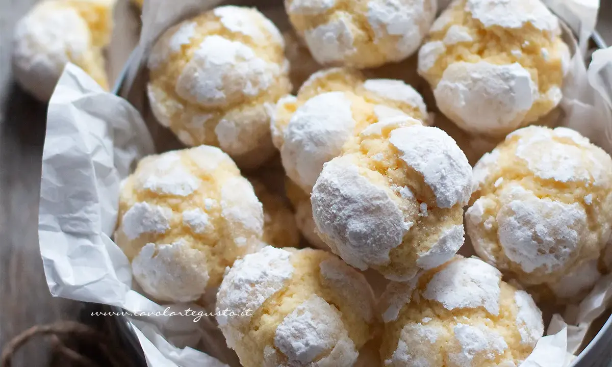 Biscotti al limone spolverati di zucchero a velo, morbidi e profumati, pronti per essere gustati.