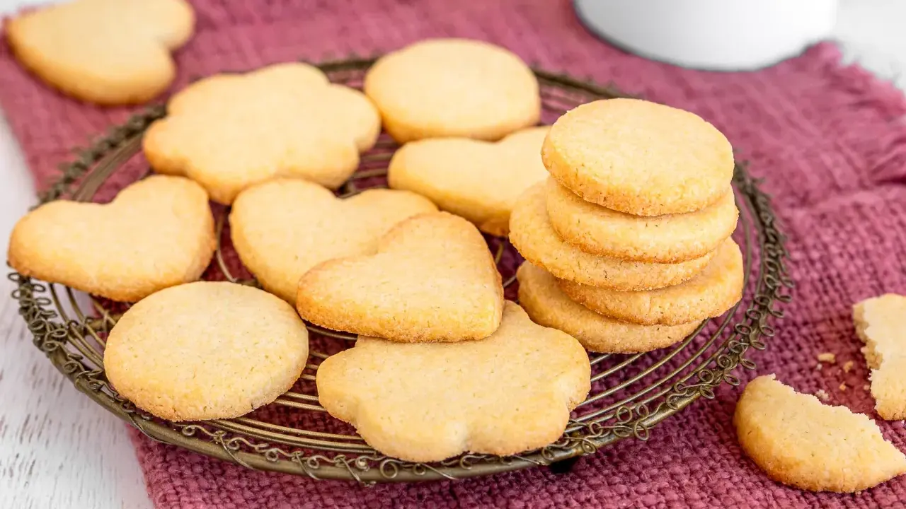 Biscotti classici a forma di cuore e fiore, perfetti per ogni occasione. Una deliziosa ricetta da provare subito!