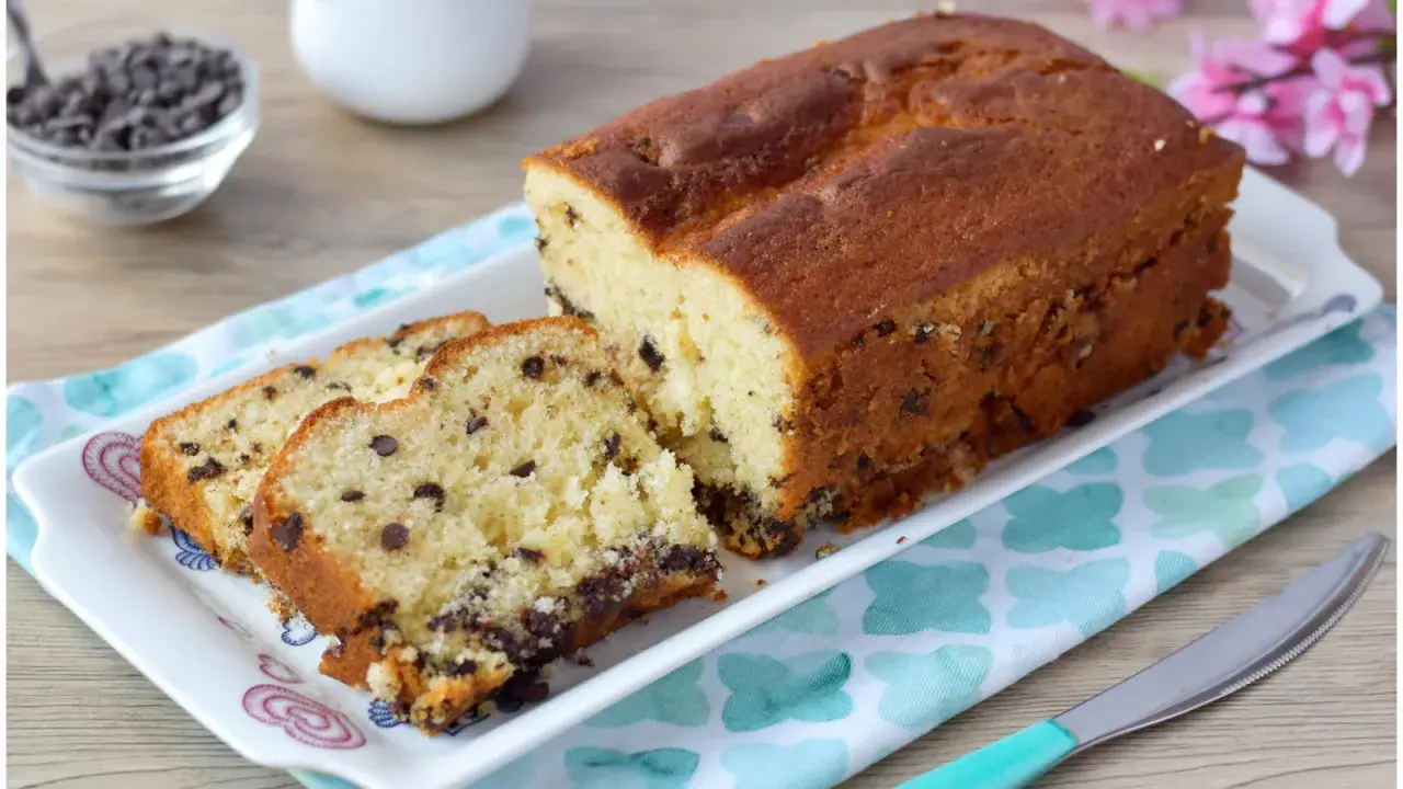 Plumcake con gocce di cioccolato, soffice e invitante, pronto per essere gustato.