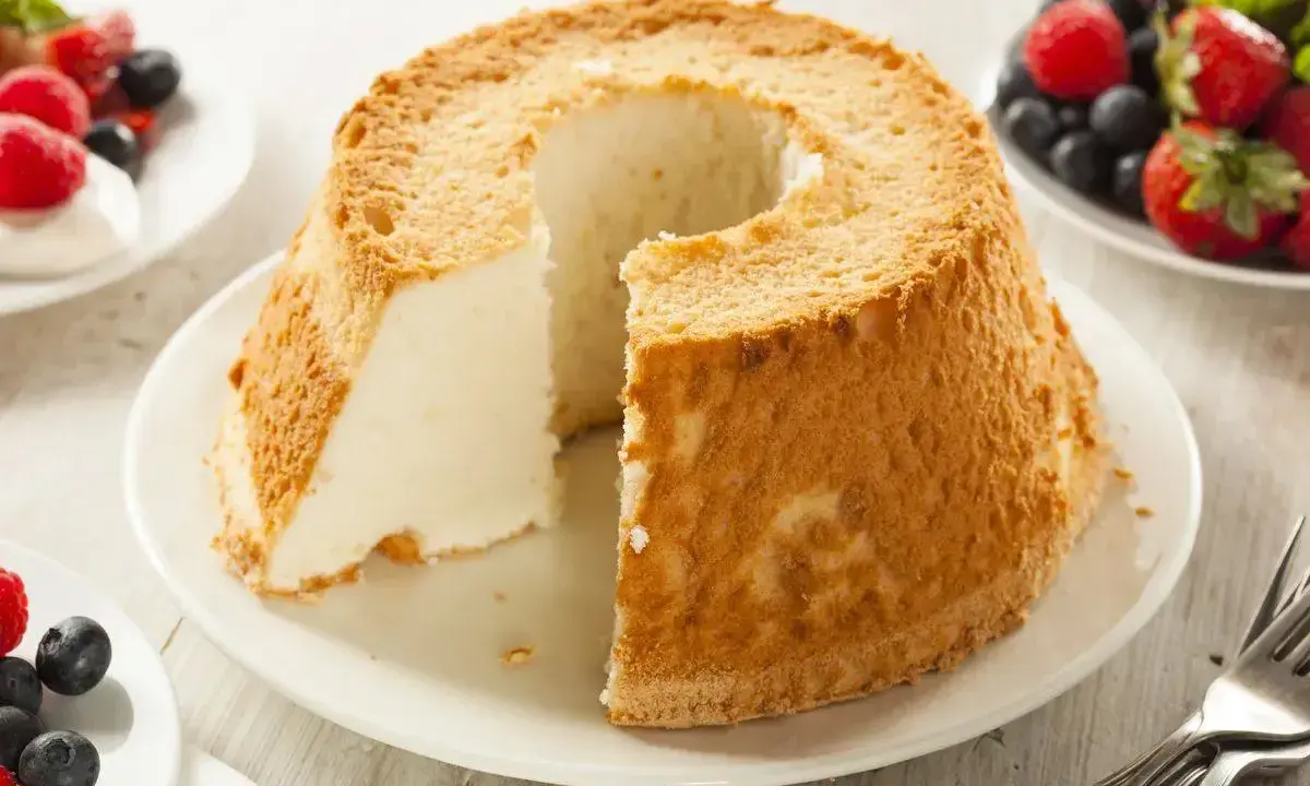 Torta soffice e leggera, un dolce con albumi veloce da preparare, servita con frutti di bosco freschi.
