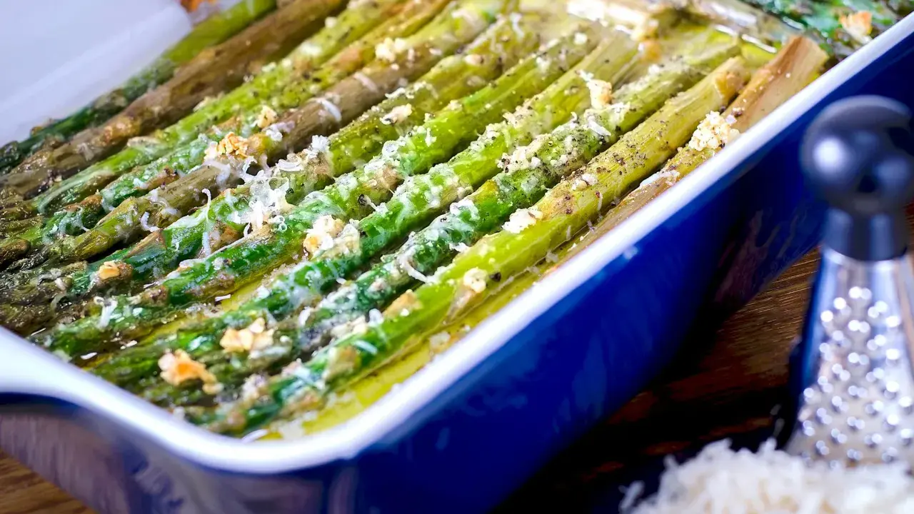 Asparagi al forno gratinati, dorati e saporiti, pronti per essere gustati.