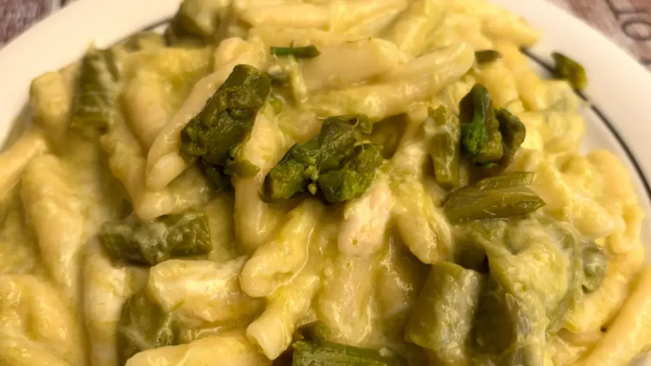 Un primo piatto cremoso: pasta con asparagi freschi e una salsa vellutata.