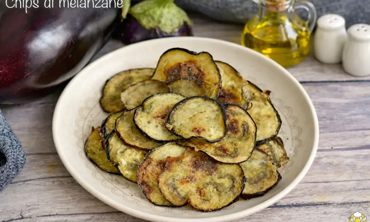 Fette dorate di melanzane al forno, croccanti e saporite, pronte per essere gustate.