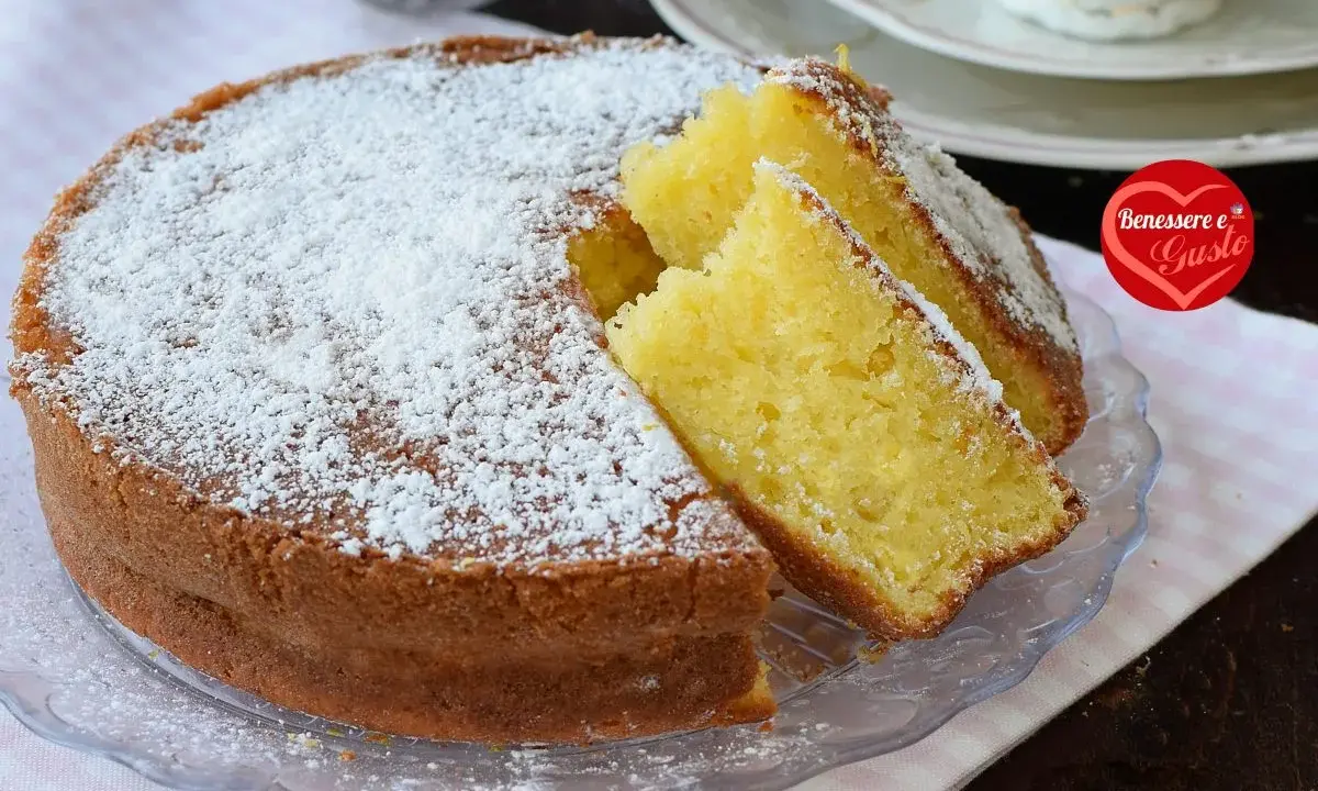 Torta allo yogurt semplice e veloce, soffice e profumata, cosparsa di zucchero a velo. Perfetta per ogni momento della giornata.