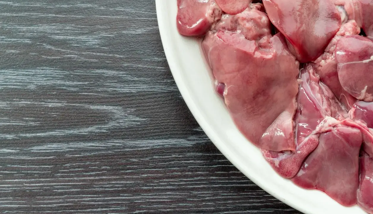 Piatto bianco con durelli di pollo crudi, pronti per essere cucinati.