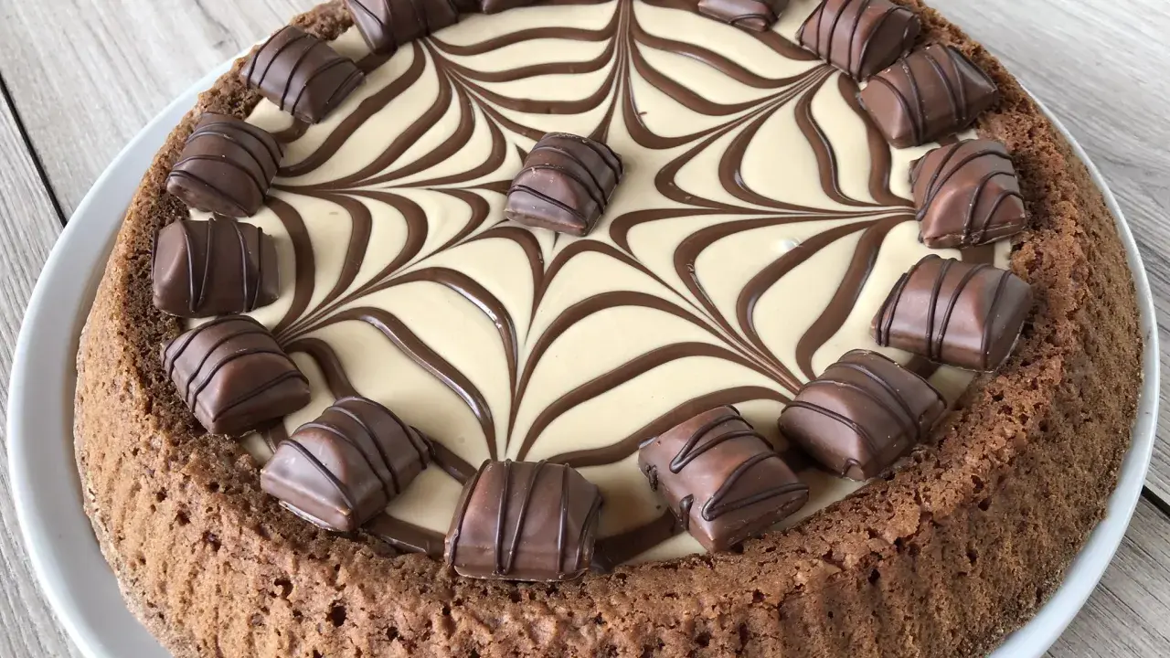 Torta Kinder Bueno con decorazione a ragnatela in cioccolato e tanti pezzi di Kinder Bueno a guarnire.