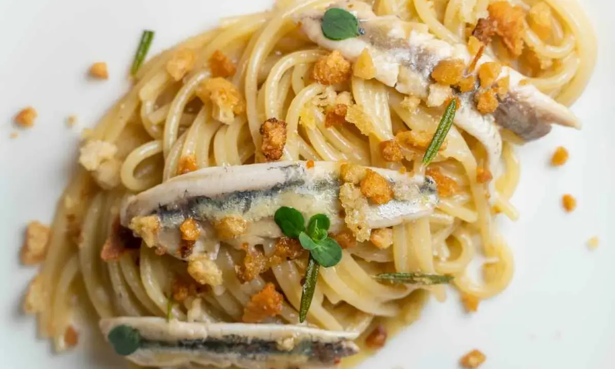 Spaghetti con burro e alici, croccanti pangrattato e erbe aromatiche. Un piatto semplice ma gustoso.