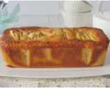 Plumcake alle mele dorato e soffice, con mele a vista in superficie, pronto per essere gustato.