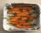 Carote al forno, condite con rosmarino e semi di sesamo, pronte per essere gustate.