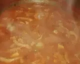 Un fumante piatto di trippa alla pisana, con pezzi di trippa e patate in un ricco sugo di pomodoro.