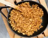 Frittata di mele in padella, un dolce veloce e goloso pronto in 5 minuti. Mele a cubetti dorate e speziate, perfette per ogni momento.