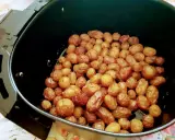Patate novelle dorate e croccanti appena sfornate dalla friggitrice ad aria.