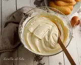Crema soffice di mascarpone e panna montata, pronta per un dolce delizioso.