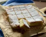 Una deliziosa torta delle monache, tagliata a quadrotti e cosparsa di zucchero a velo, pronta per essere gustata.