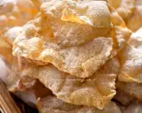 Chiacchiere croccanti, dolci e leggere, come quelle della chiacchiere ricetta della nonna, spolverate di zucchero a velo.