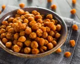 Ciotola piena di ceci croccanti al forno, uno snack sano e gustoso.