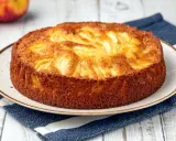 Torta di mele velocissima in 10 minuti, dorata e profumata, pronta per essere gustata.