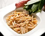 Penne cremose con salsiccia e verdure, un piatto di pasta alla norcina che invita alla tavola.