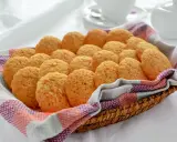 Cesto pieno di biscotti alla cannella, dorati e fragranti, pronti per essere gustati con una tazza di tè.