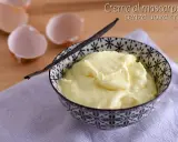 Crema al mascarpone senza uova, soffice e vellutata, pronta per essere gustata. Accompagnata da un baccello di vaniglia e gusci d'uovo vuoti.