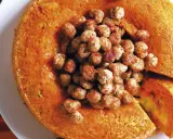 Tortino arancione ripieno, con polpettine al centro. Un classico dei primi piatti della domenica, invitante e saporito.