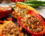 Peperoni ripieni senza carne, un piatto colorato e saporito, con un ripieno di riso e verdure.