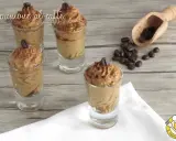 Delizioso spumone al caffè in bicchierini, guarnito con chicchi di caffè e cacao.
