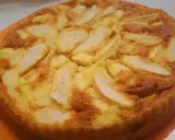 Una torta di mele dorata e soffice, con fette di mela caramellate in superficie. Probabilmente la torta di mele più buona che abbia mai mangiato.