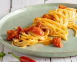 Spaghetti allo scarpariello con pomodorini e peperoncino, un piatto semplice e gustoso.