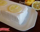 Un delizioso semifreddo al limone, guarnito con fette di limone fresco, pronto per essere gustato.