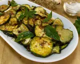Zucchine alla scapece dorate e condite con menta fresca, aglio e peperoncino. Un contorno saporito e colorato.