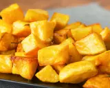 Un piatto invitante di patate al forno dorate e croccanti, perfette per accompagnare ogni pasto.