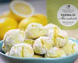 Biscotti con farina di mandorle, morbidi e profumati, pronti per essere gustati con limoni freschi.