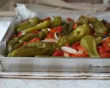 Friggitelli al forno con pomodori e cipolla, un contorno saporito e colorato, pronto per essere gustato.