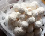 Un mucchio di deliziose palline di cocco, ricoperte da scaglie bianche e soffici, invitano ad essere assaggiate.