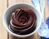 Una spirale perfetta di crema al cioccolato in una ciotola bianca, pronta per essere gustata.