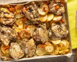 Sovracosce di pollo dorate al forno con patate, carote e sedano, pronte per essere servite.